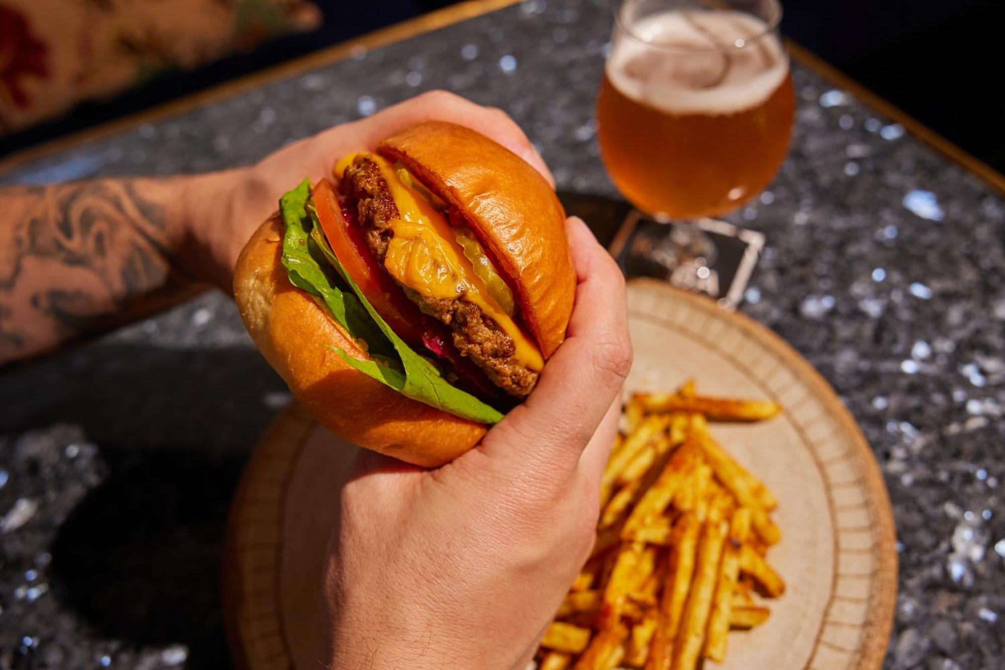 Ovolo The Valley Brisbane Eksteriør billede A cheeseburger with fries