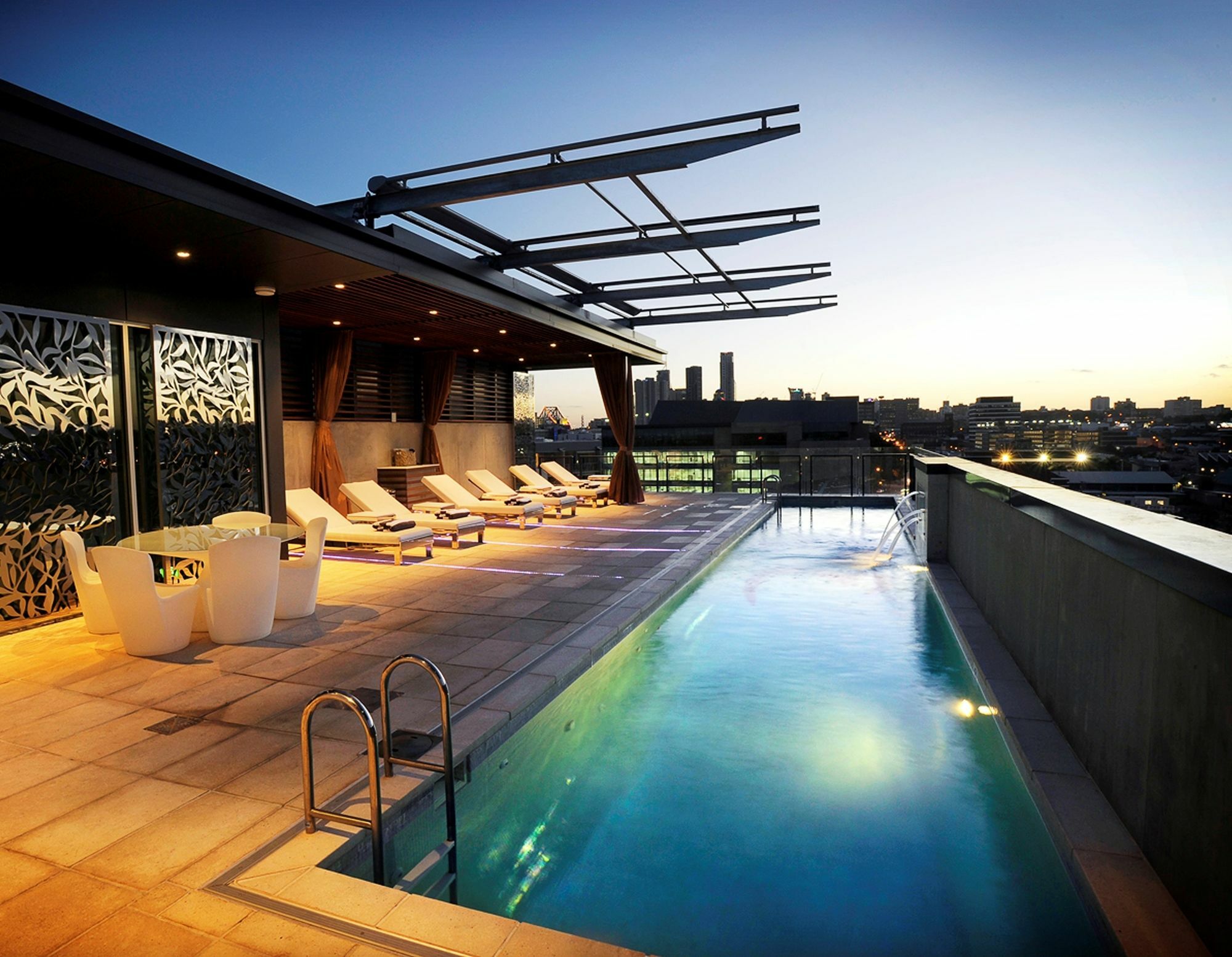 Ovolo The Valley Brisbane Eksteriør billede Rooftop pool at the hotel